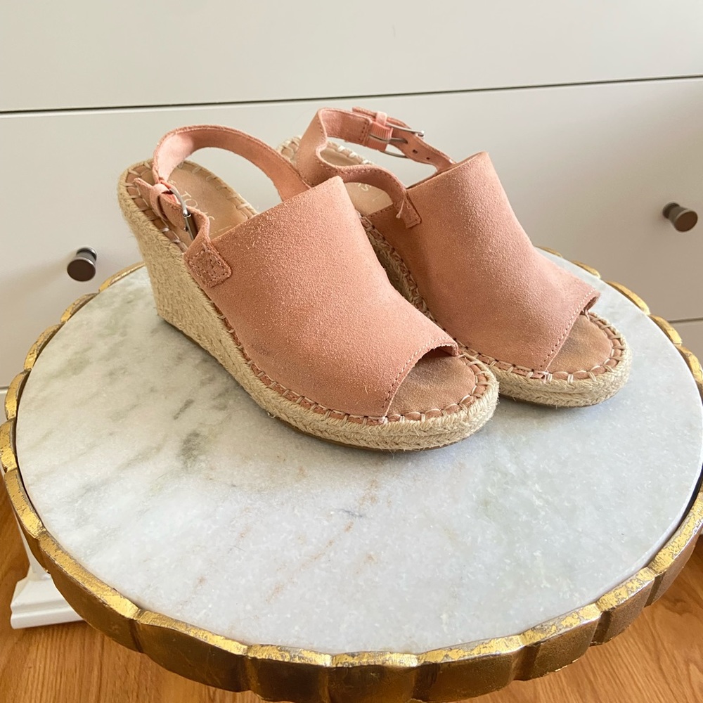 Toms size 7 Salmon Wedge Sandal